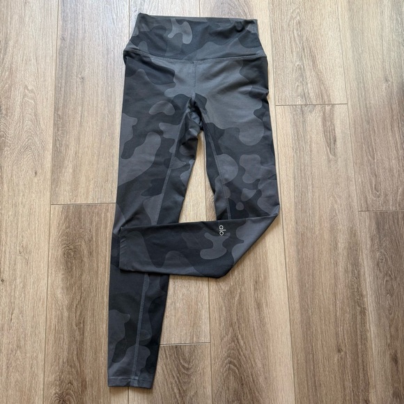 ALO Yoga Pants - Alo Camo Leggings - best for medium